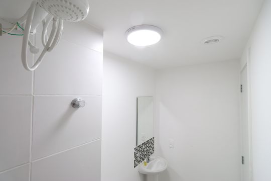 Banheiro de apartamento à venda com 1 quarto, 25m² em Parque Industrial Tomas Edson, São Paulo