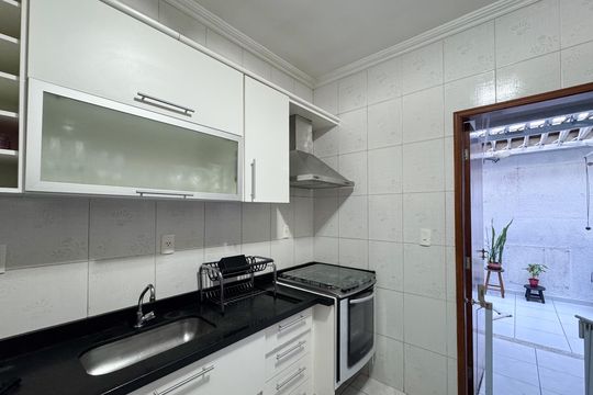 Cozinha  de casa de condomínio à venda com 3 quartos, 109m² em Jardim Lauro Gomes, São Bernardo do Campo