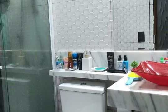 Banheiro  de apartamento à venda com 2 quartos, 52m² em Qe 40, Brasília