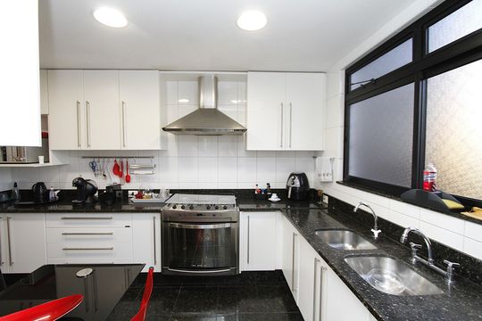 Cozinha de apartamento para alugar com 4 quartos, 176m² em Belvedere, Belo Horizonte