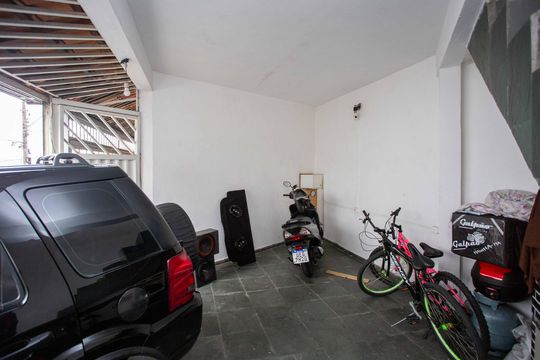 Garagem de casa à venda com 7 quartos, 338m² em Taboão, Diadema