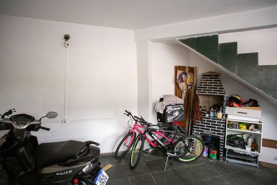 Garagem de casa à venda com 7 quartos, 338m² em Taboão, Diadema