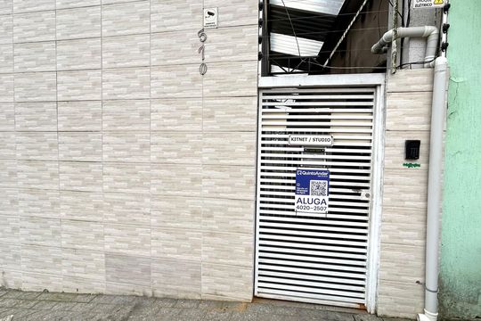 Placa instalada na fachada do imóvel  de casa para alugar com 1 quarto, 26m² em Parque Continental Ii, Guarulhos