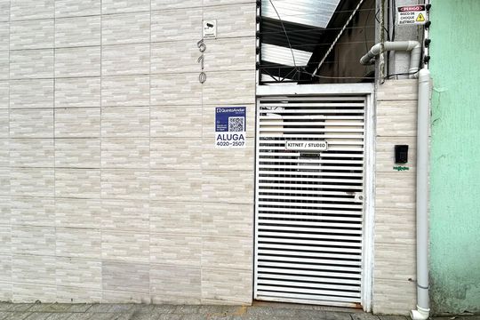 Placa instalada na fachada do imóvel  de casa para alugar com 1 quarto, 26m² em Parque Continental Ii, Guarulhos