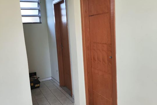 Corredor de apartamento à venda com 2 quartos, 52m² em Olaria, Rio de Janeiro