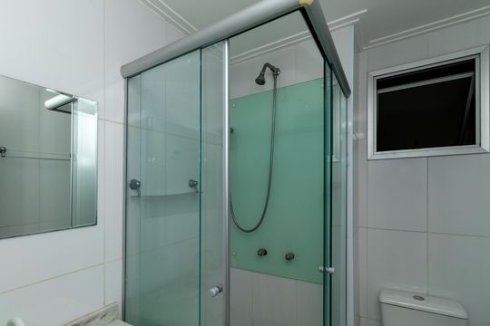 Banheiro de apartamento à venda com 2 quartos, 67m² em Água Branca, São Paulo
