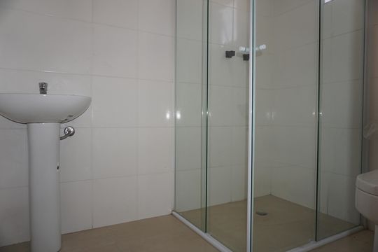 Banheiro de apartamento para alugar com 1 quarto, 40m² em Jardim Castilho, Embu das Artes