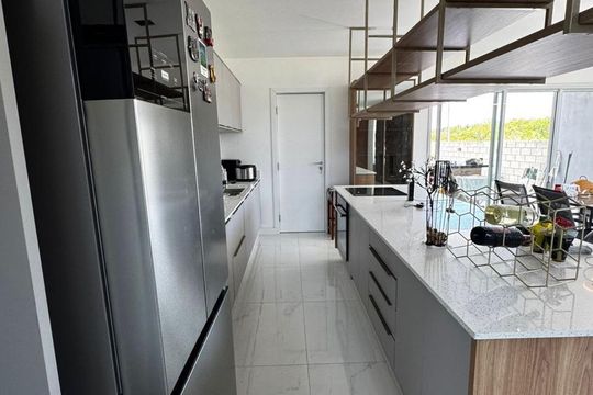 Cozinha de casa de condomínio para alugar com 3 quartos, 230m² em Vargem Grande, Florianópolis