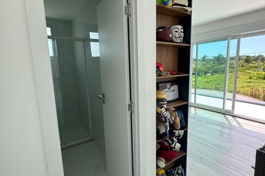 Sala de casa de condomínio para alugar com 3 quartos, 230m² em Vargem Grande, Florianópolis