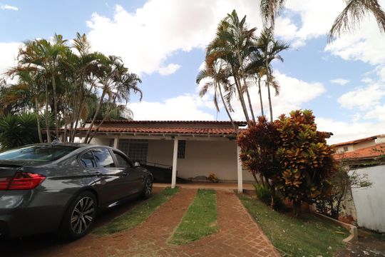 Fachada de casa para alugar com 3 quartos, 250m² em Cidade Jardim, Uberlândia