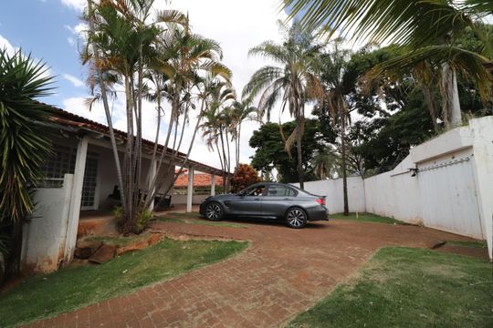 Garagem de casa para alugar com 3 quartos, 250m² em Cidade Jardim, Uberlândia