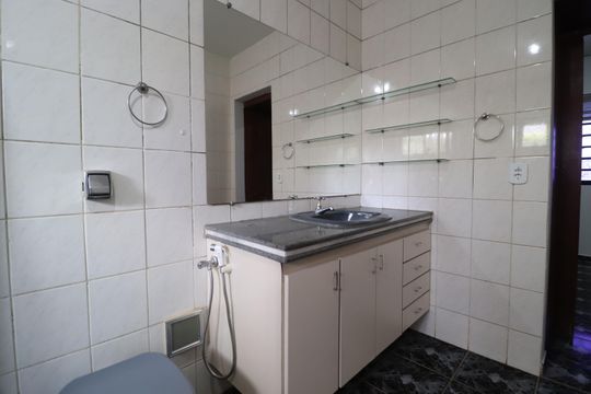 Banheiro do Quarto 1 de casa para alugar com 3 quartos, 300m² em Tubalina, Uberlândia