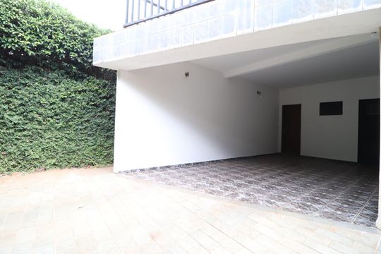 Garagem de casa para alugar com 3 quartos, 300m² em Tubalina, Uberlândia