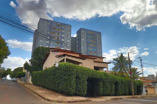 Fachada de casa para alugar com 3 quartos, 300m² em Tubalina, Uberlândia
