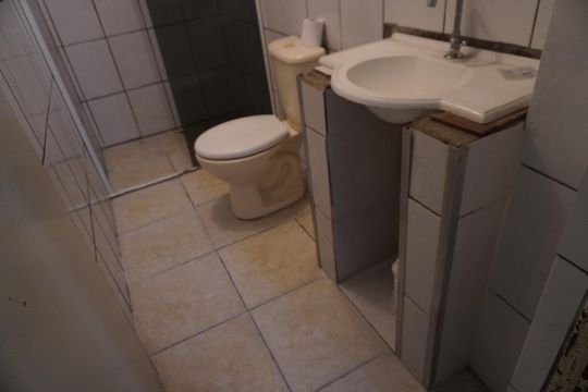 Banheiro social de apartamento para alugar com 2 quartos, 42m² em Conjunto Habitacional Sitio Conceicao, São Paulo