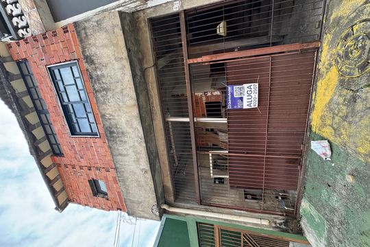 Fachada com Placa de casa para alugar com 1 quarto, 45m² em Cipava, Osasco