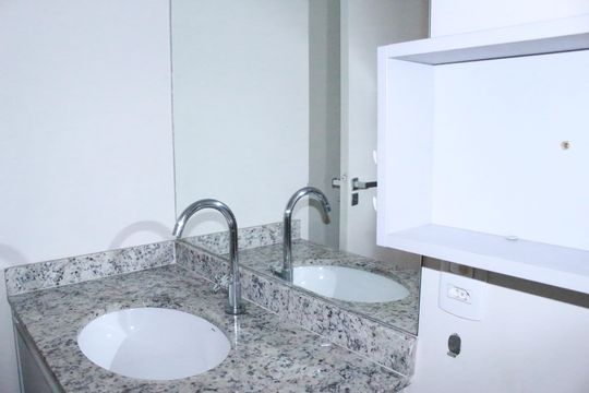 Banheiro social  de kitnet/studio à venda com 1 quarto, 28m² em Santa Cecilia, São Paulo