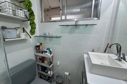 Banheiro de apartamento à venda com 3 quartos, 63m² em Piratininga, Osasco