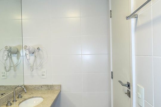 Banheiro de kitnet/studio para alugar com 1 quarto, 24m² em Jardim das Acacias, São Paulo