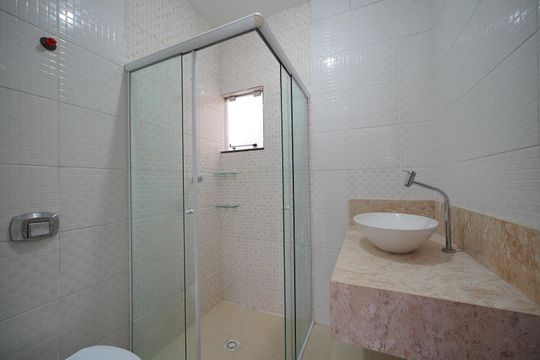 Banheiro da Suíte de casa para alugar com 2 quartos, 75m² em Real Parque, São José