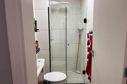 Banheiro social de apartamento à venda com 2 quartos, 33m² em Jardim Bandeirantes, São Paulo
