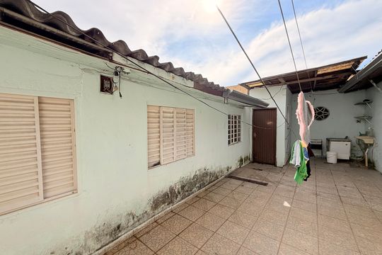 Quintal com edícula de casa à venda com 3 quartos, 150m² em Jardim Currupira, Jundiaí