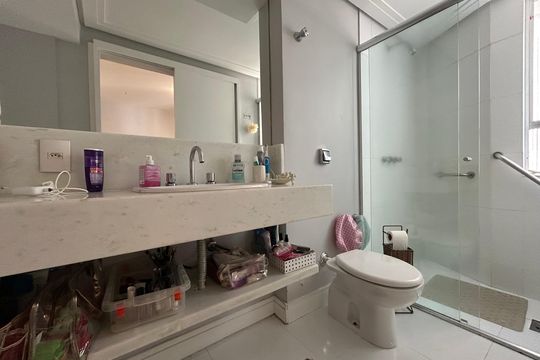 Banheiro suíte 1 de apartamento para alugar com 2 quartos, 130m² em Centro, Florianópolis