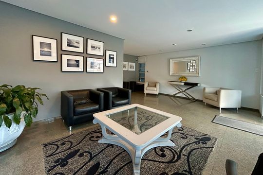Hall de entrada de apartamento para alugar com 2 quartos, 130m² em Centro, Florianópolis