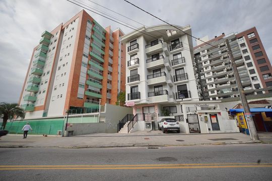 Fachada de apartamento para alugar com 2 quartos, 75m² em Trindade, Florianópolis