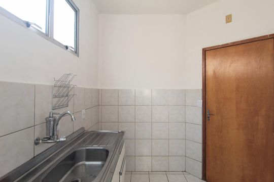 Cozinha e Área de Serviço de apartamento para alugar com 3 quartos, 49m² em Jardim Guanabara, Belo Horizonte