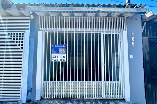 Placa instalada na fachada do imóvel  de casa para alugar com 2 quartos, 73m² em Jardim Santa Cecilia, Guarulhos