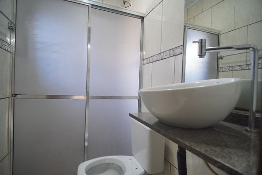 Banheiro de casa para alugar com 2 quartos, 42m² em Feitoria, São Leopoldo