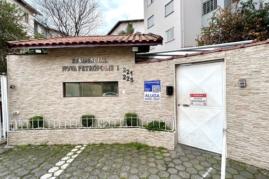 Placa instalada na fachada do imóvel de apartamento para alugar com 2 quartos, 46m² em Vila Izabel, Guarulhos