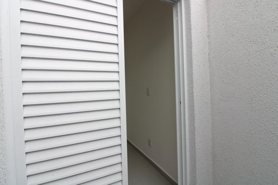 varanda do quarto 2 de apartamento para alugar com 2 quartos, 46m² em Vila Talarico, São Paulo