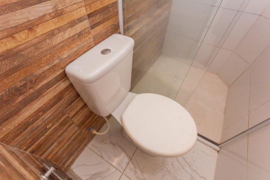 Banheiro de casa para alugar com 1 quarto, 30m² em Balneário Dom Carlos, São Paulo