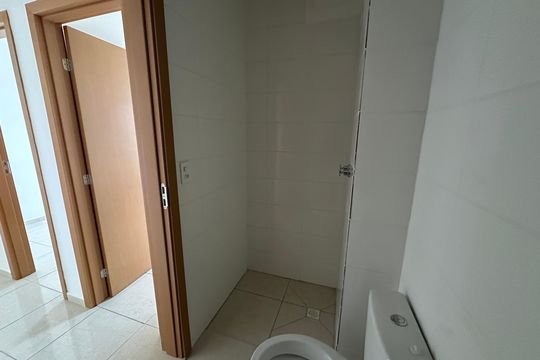 Banheiro de apartamento para alugar com 2 quartos, 46m² em Parque Sao Vicente, São Vicente