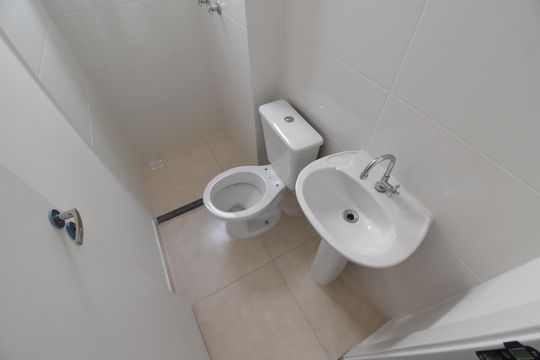 Banheiro de apartamento à venda com 2 quartos, 46m² em Santa Cândida, Curitiba