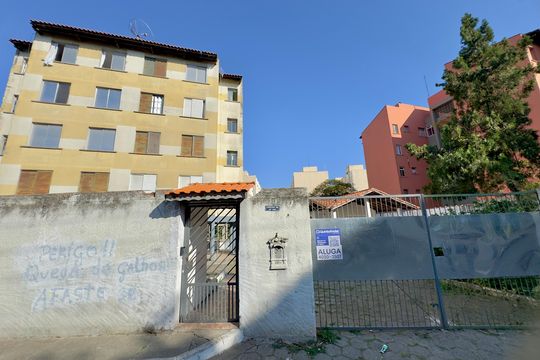 Placa instalada na fachada do imóvel  de apartamento para alugar com 2 quartos, 54m² em Jardim Tranquilidade, Guarulhos