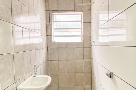 Banheiro de casa para alugar com 2 quartos, 67m² em Vila Constanca, São Paulo