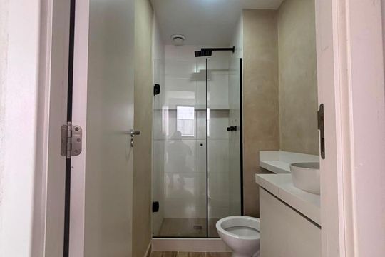 Banheiro de apartamento à venda com 2 quartos, 48m² em Recreio dos Bandeirantes, Rio de Janeiro