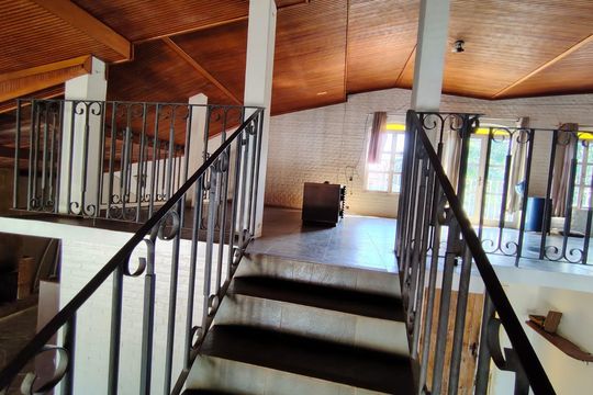 Escada de casa para alugar com 5 quartos, 350m² em Cidade Universitária, Campinas