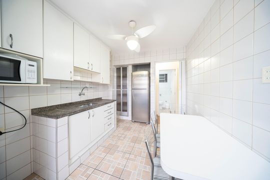 Cozinha e Área de Serviço de apartamento para alugar com 1 quarto, 48m² em Bela Vista, São Paulo