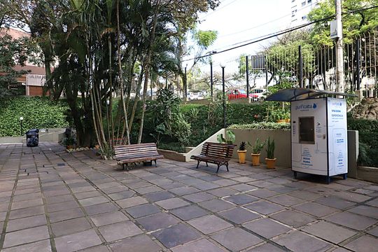 Quintal do condomínio de apartamento para alugar com 1 quarto, 46m² em Jardim Itu, Porto Alegre