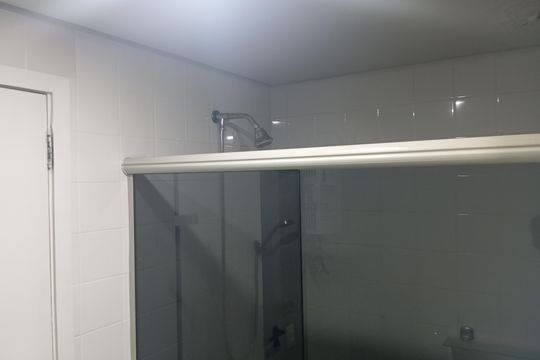Banheiro de apartamento para alugar com 1 quarto, 65m² em Barra da Tijuca, Rio de Janeiro