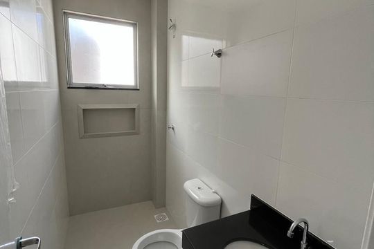 Banheiro 1 de casa à venda com 3 quartos, 110m² em Nacional, Contagem