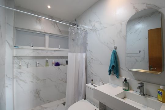 Banheiro social de apartamento à venda com 3 quartos, 86m² em Taquara, Rio de Janeiro
