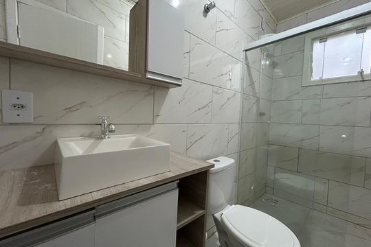 Banheiro  de apartamento para alugar com 2 quartos, 40m² em Alto Ribeirão Leste, Florianópolis