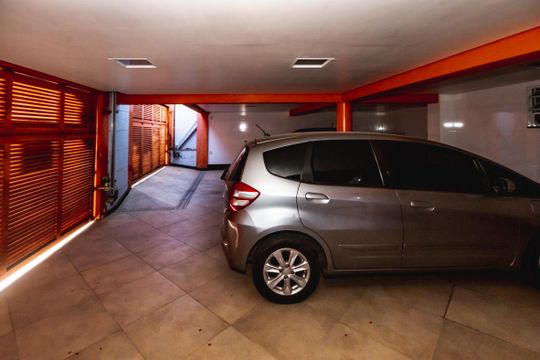 Garagem de casa à venda com 7 quartos, 360m² em Dom Silverio, Belo Horizonte
