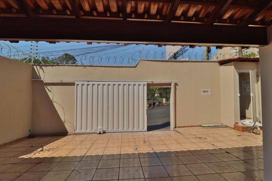 Garagem de casa para alugar com 3 quartos, 200m² em Nossa Senhora Aparecida, Uberlândia