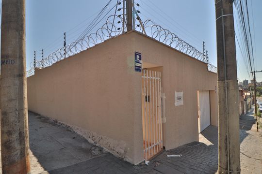Fachada de casa para alugar com 3 quartos, 200m² em Nossa Senhora Aparecida, Uberlândia
